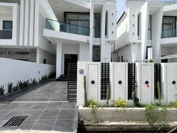 Luxury five bedroom detached duplex (ajah5bdd10)