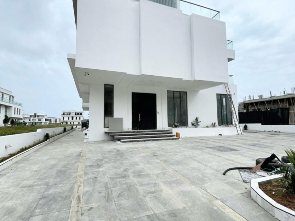 Luxury six bedroom detached duplex (ikatecowriecreek01)