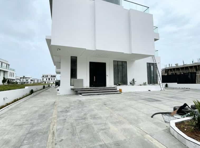 Luxury six bedroom detached duplex (ikatecowriecreek01)