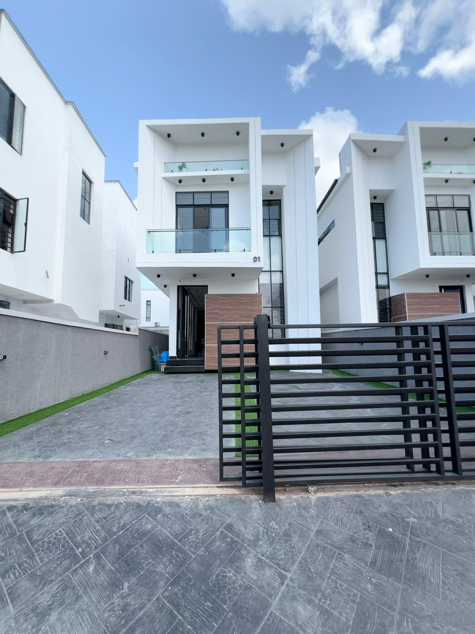 Contemporary five bedroom detached duplex (CHEVRN5BDD06)