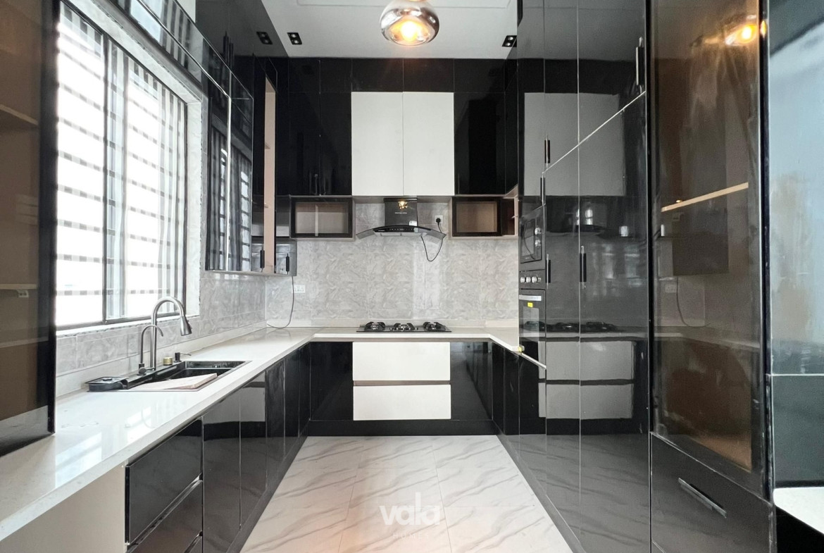 Contemporary five bedroom detached duplex (CHEVRN5BDD06)