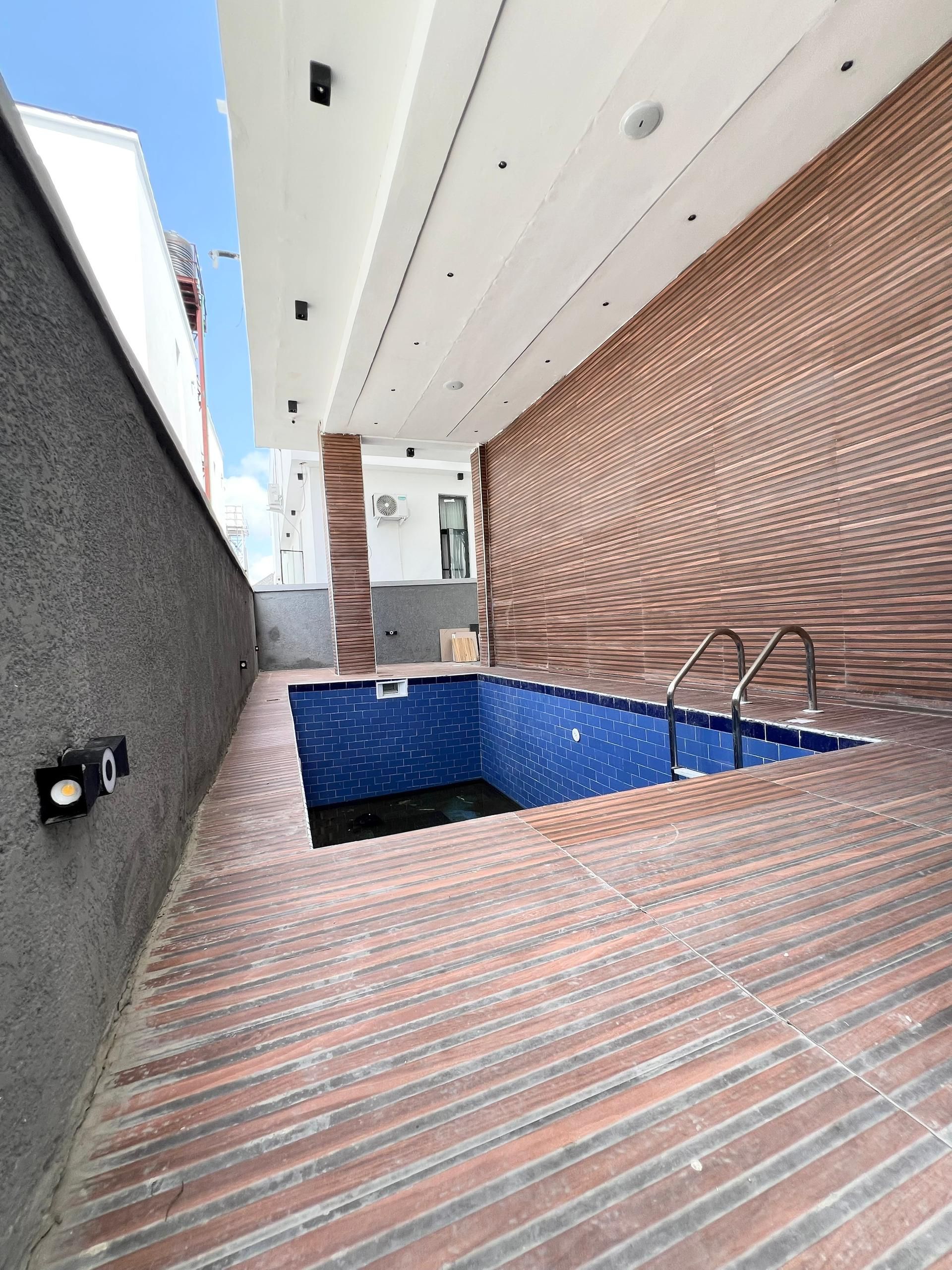 Contemporary five bedroom detached duplex (CHEVRN5BDD06)