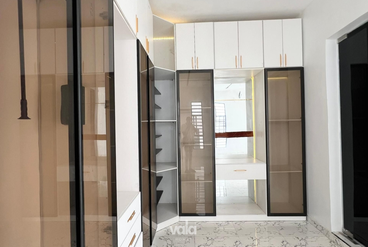 Contemporary five bedroom detached duplex (CHEVRN5BDD06)