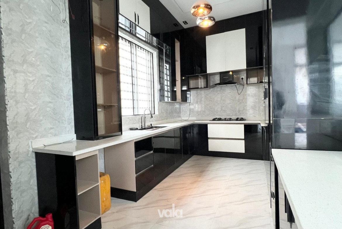 Contemporary five bedroom detached duplex (CHEVRN5BDD06)