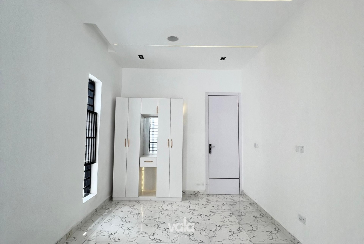 Contemporary five bedroom detached duplex (CHEVRN5BDD06)
