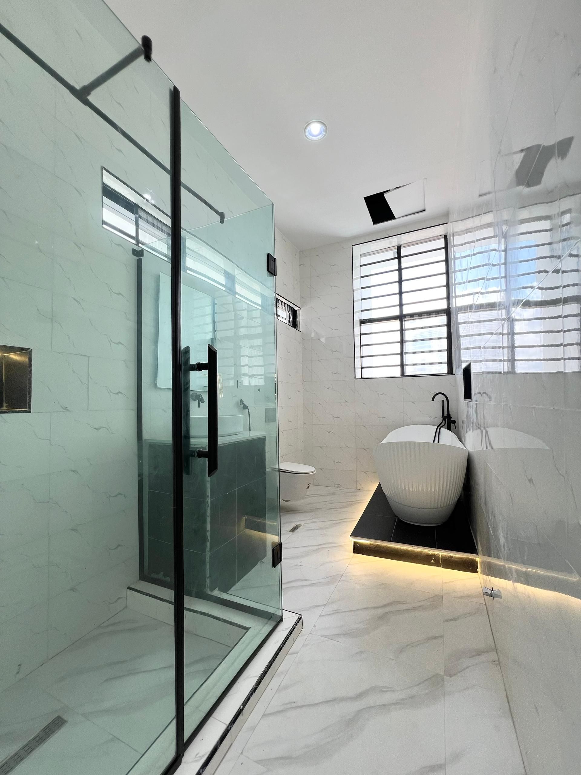 Contemporary five bedroom detached duplex (CHEVRN5BDD06)
