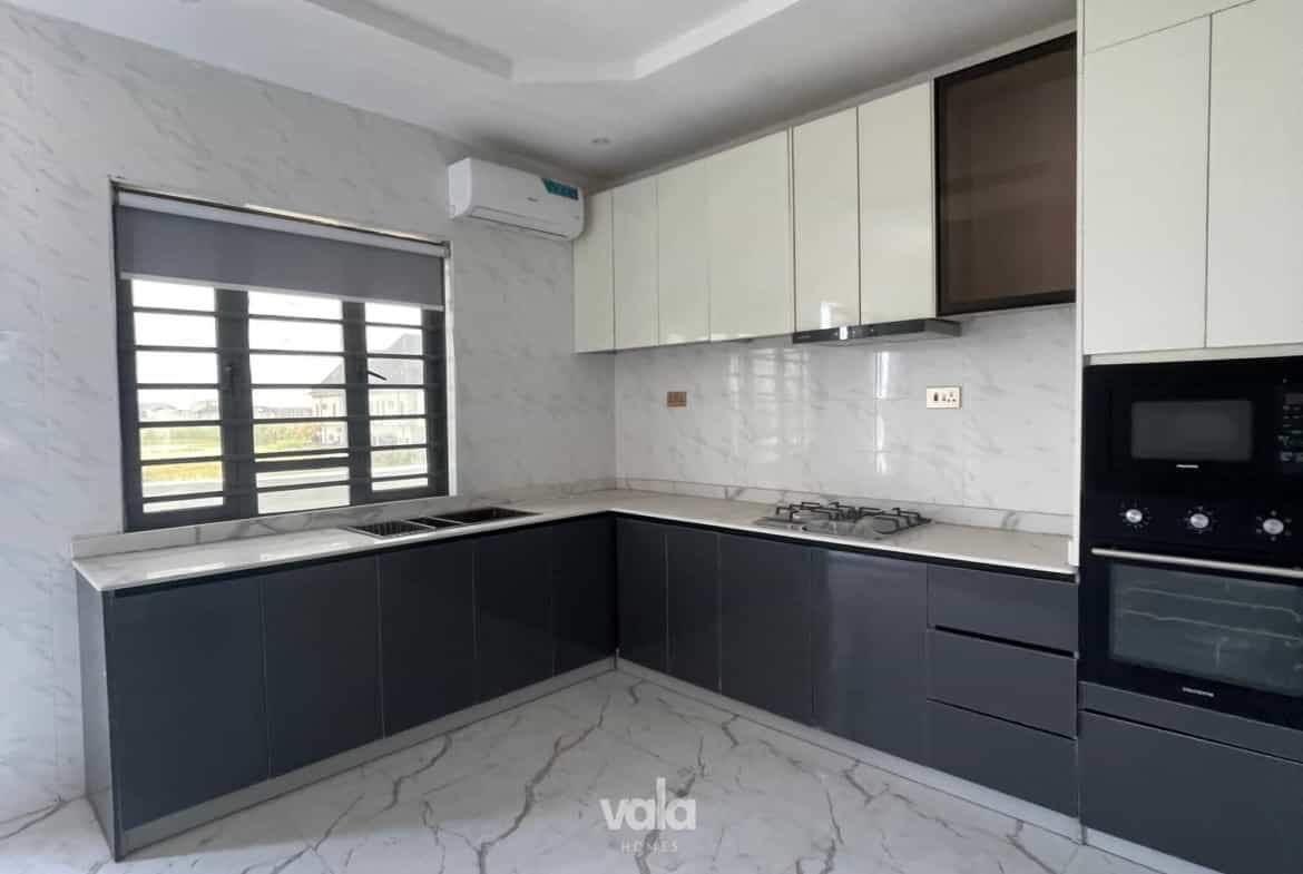 Furnished three bedroom apartment (CHEVRN3B01)