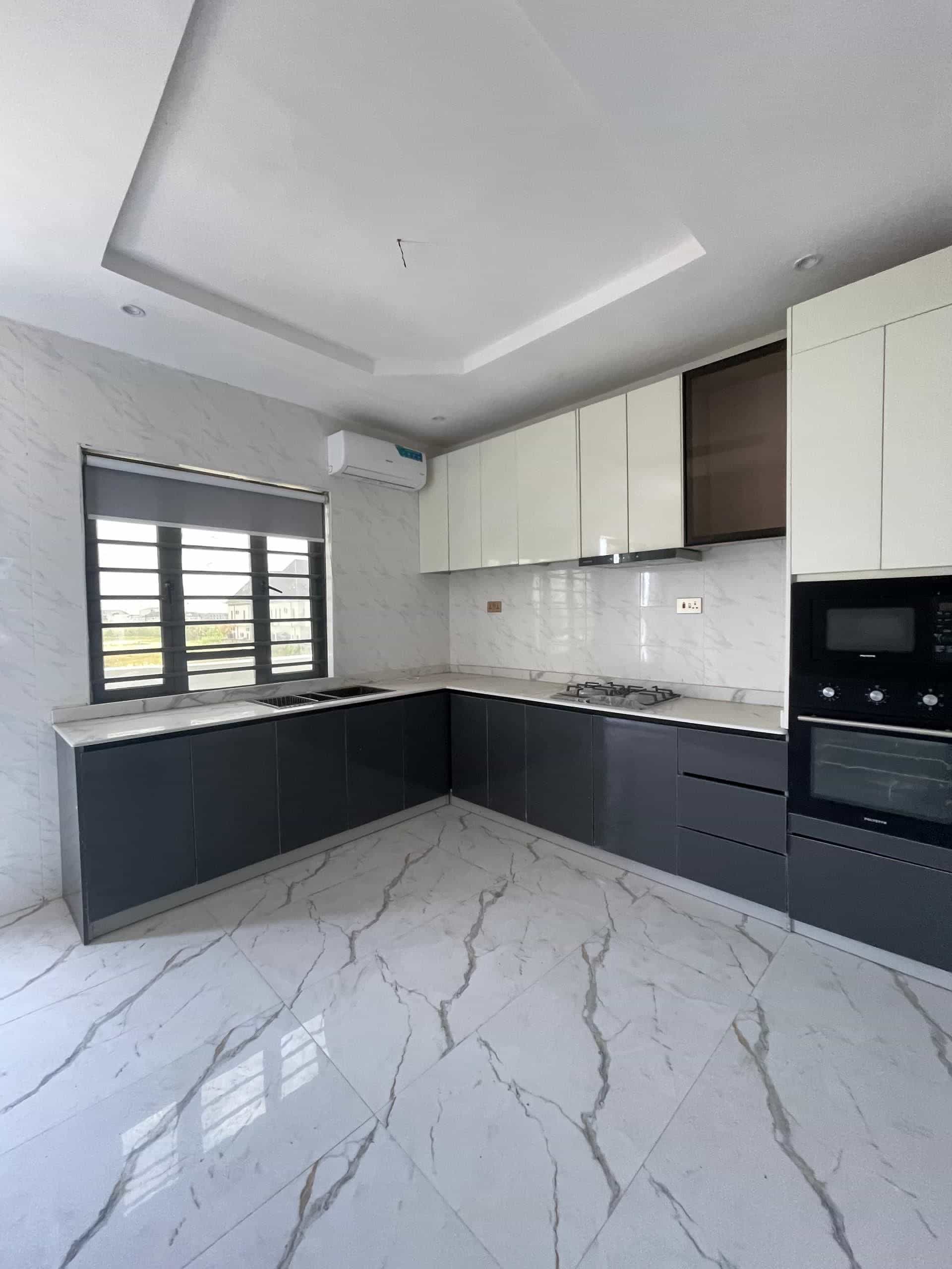 Furnished three bedroom apartment (CHEVRN3B01)