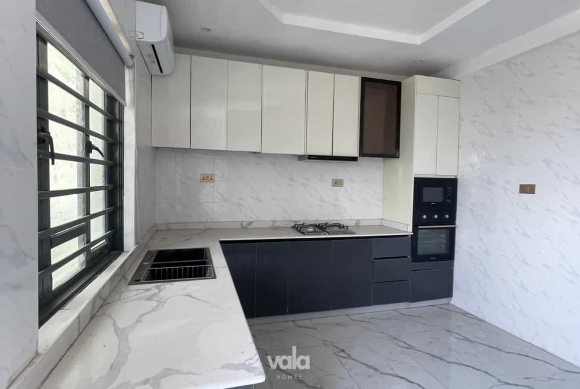 Furnished three bedroom apartment (CHEVRN3B01)