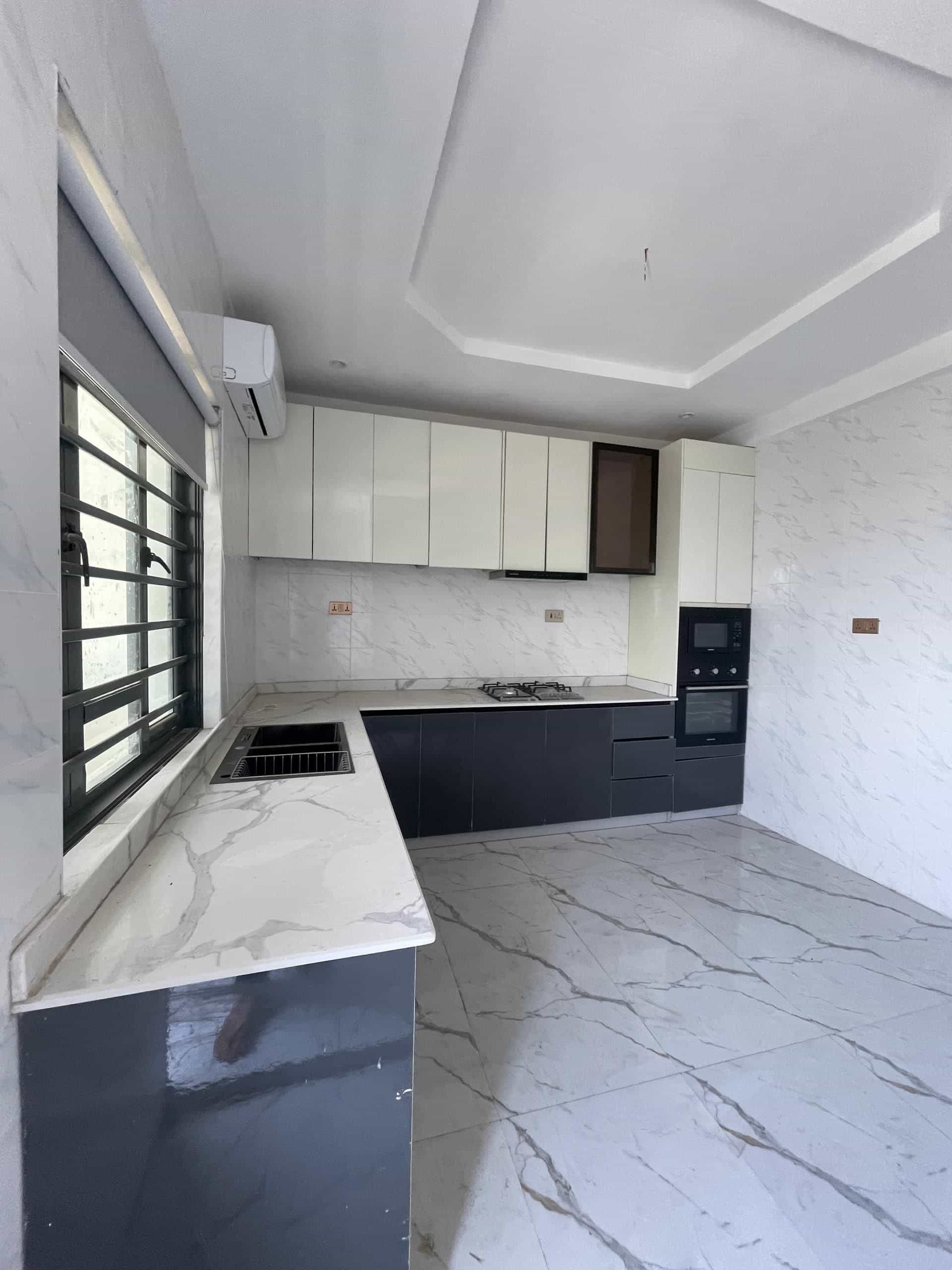 Furnished three bedroom apartment (CHEVRN3B01)