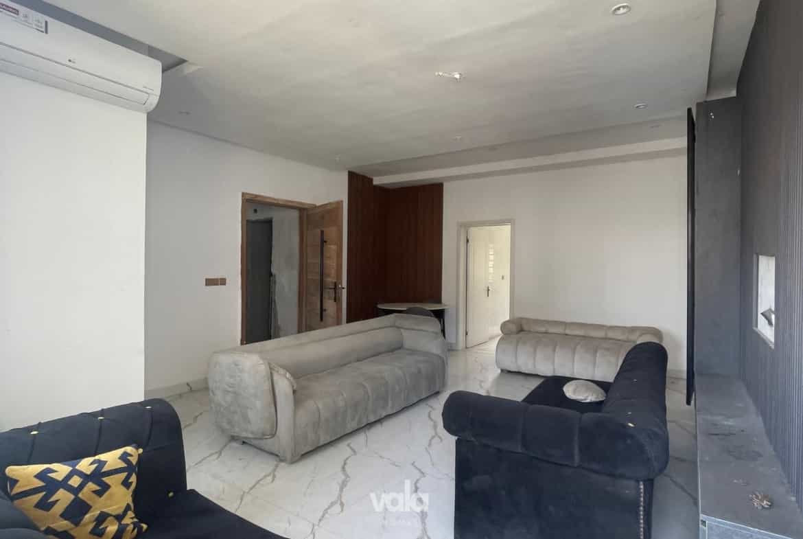 Furnished three bedroom apartment (CHEVRN3B01)