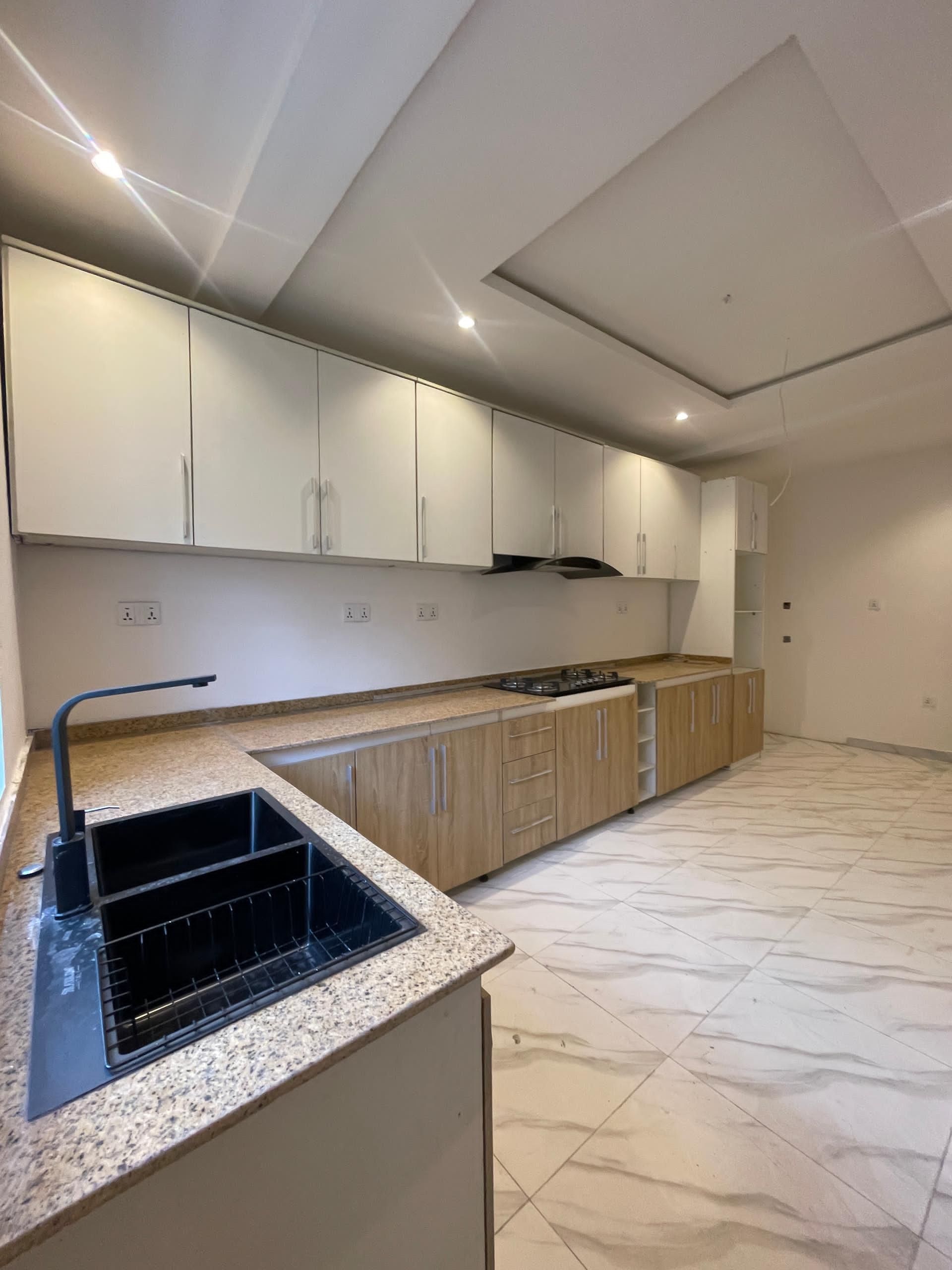 Luxury three bedroom apartment (CHEVRN3B02)