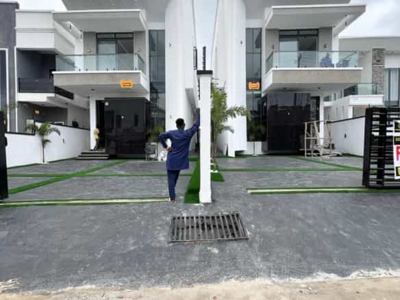 Luxurious five bedroom fully detached duplex(ajah5bdd21)