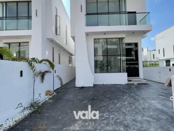 Move-in-ready five bedroom fully detached duplex (chevron5bdd15)