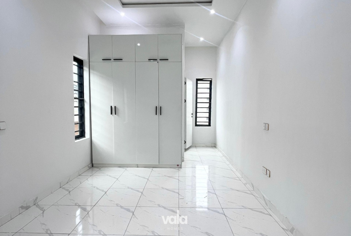 Contemporary five bedroom fully detached duplex (IKOTA5BDD02)