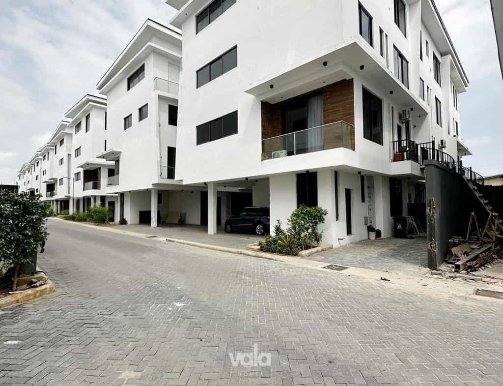 Fully serviced three bedroom apartment in a prime location (IKOYI3B02)