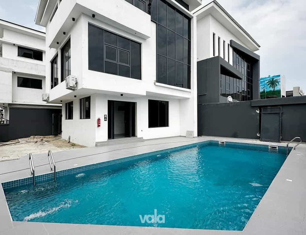 Fully serviced three bedroom apartment in a prime location (IKOYI3B02)