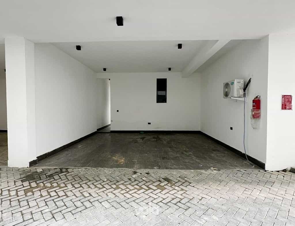 Fully serviced three bedroom apartment in a prime location (IKOYI3B02)