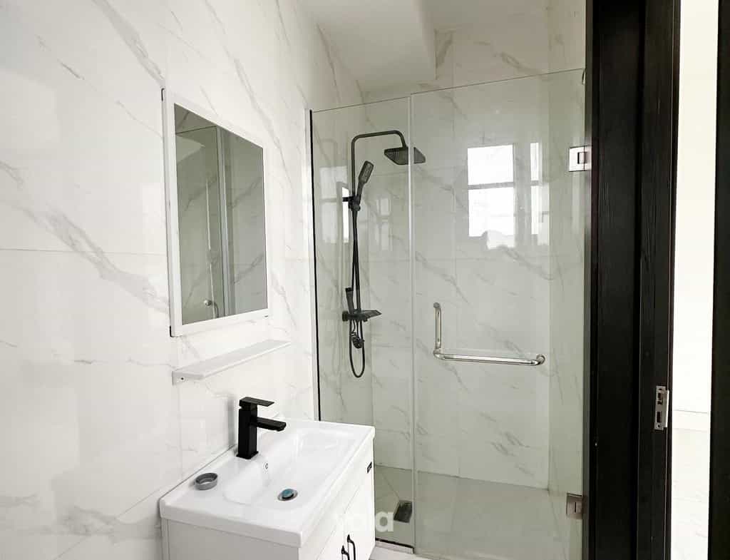 Fully serviced three bedroom apartment in a prime location (IKOYI3B02)