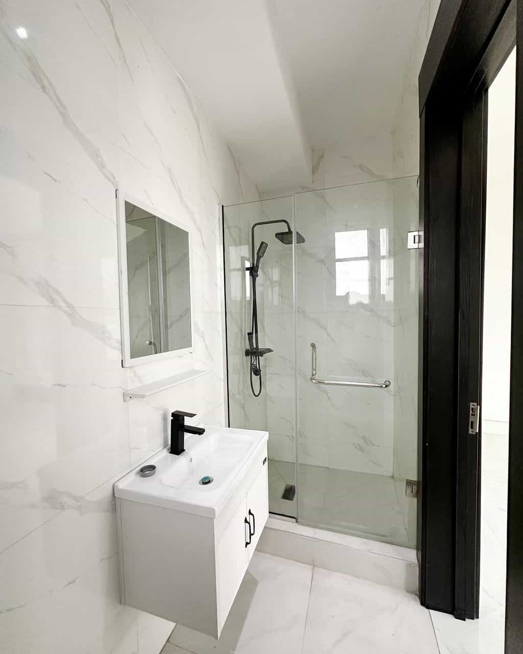 Fully serviced three bedroom apartment in a prime location (IKOYI3B02) Fully serviced three bedroom apartment in a prime location (IKOYI3B02)
