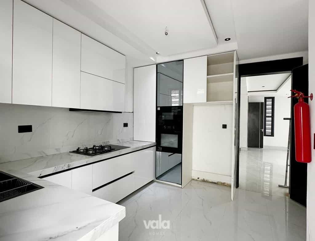 Fully serviced three bedroom apartment in a prime location (IKOYI3B02)