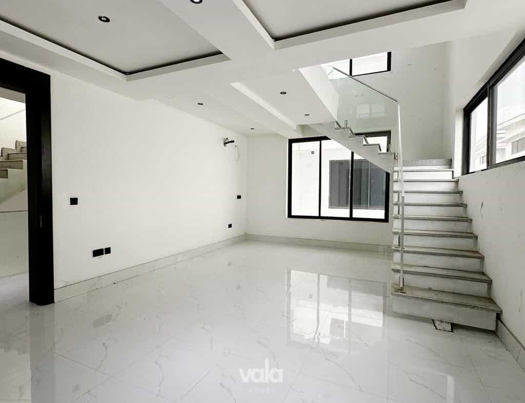 Fully serviced three bedroom apartment in a prime location (IKOYI3B02)