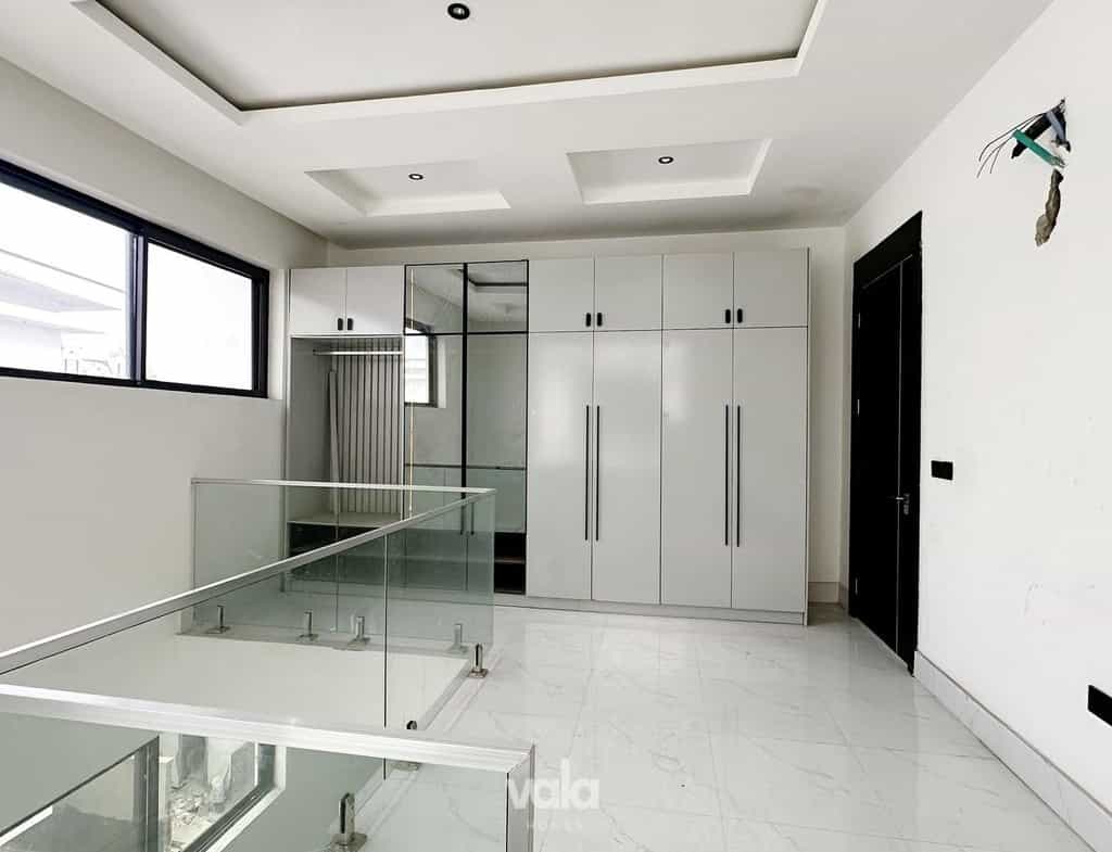 Fully serviced three bedroom apartment in a prime location (IKOYI3B02)