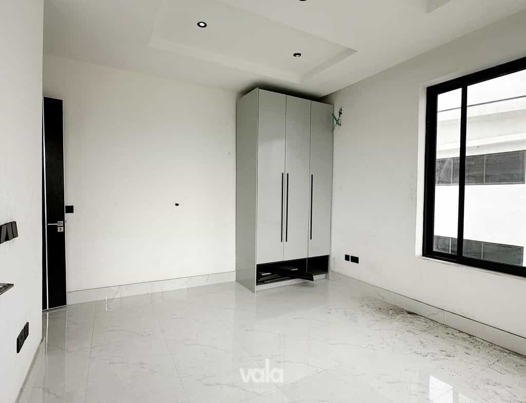 Fully serviced three bedroom apartment in a prime location (IKOYI3B02)