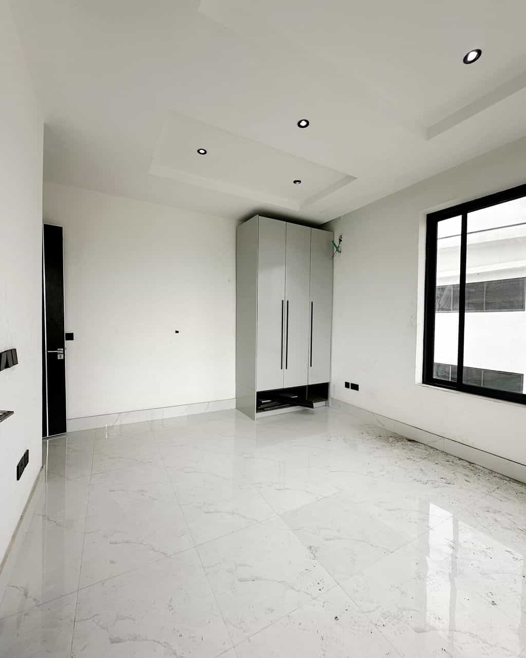 Fully serviced three bedroom apartment in a prime location (IKOYI3B02) Fully serviced three bedroom apartment in a prime location (IKOYI3B02)