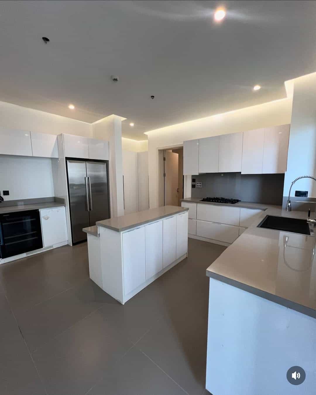 three bedroom apartment (IKOYI3B01) three bedroom apartment (IKOYI3B01)