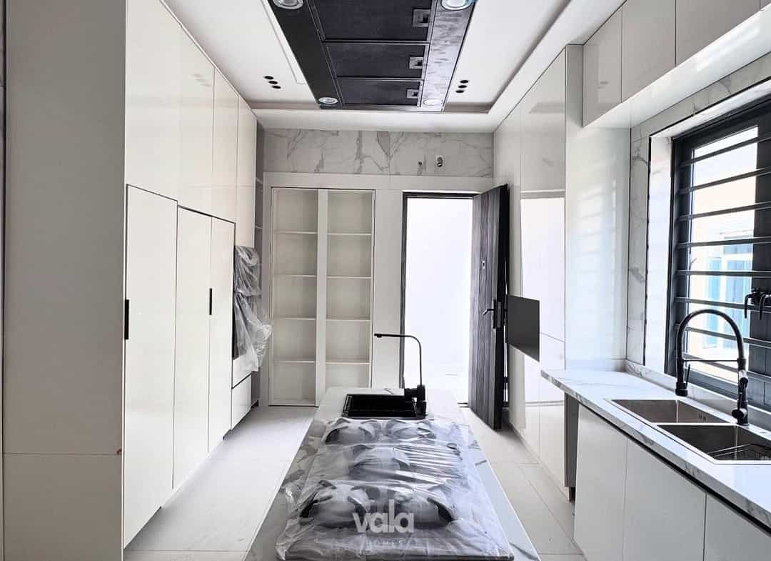 Contemporary five bedroom fully detached duplex (CHEVRON5BDD18)