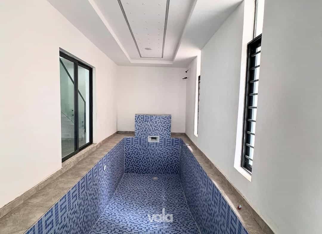 Contemporary five bedroom fully detached duplex (CHEVRON5BDD18)