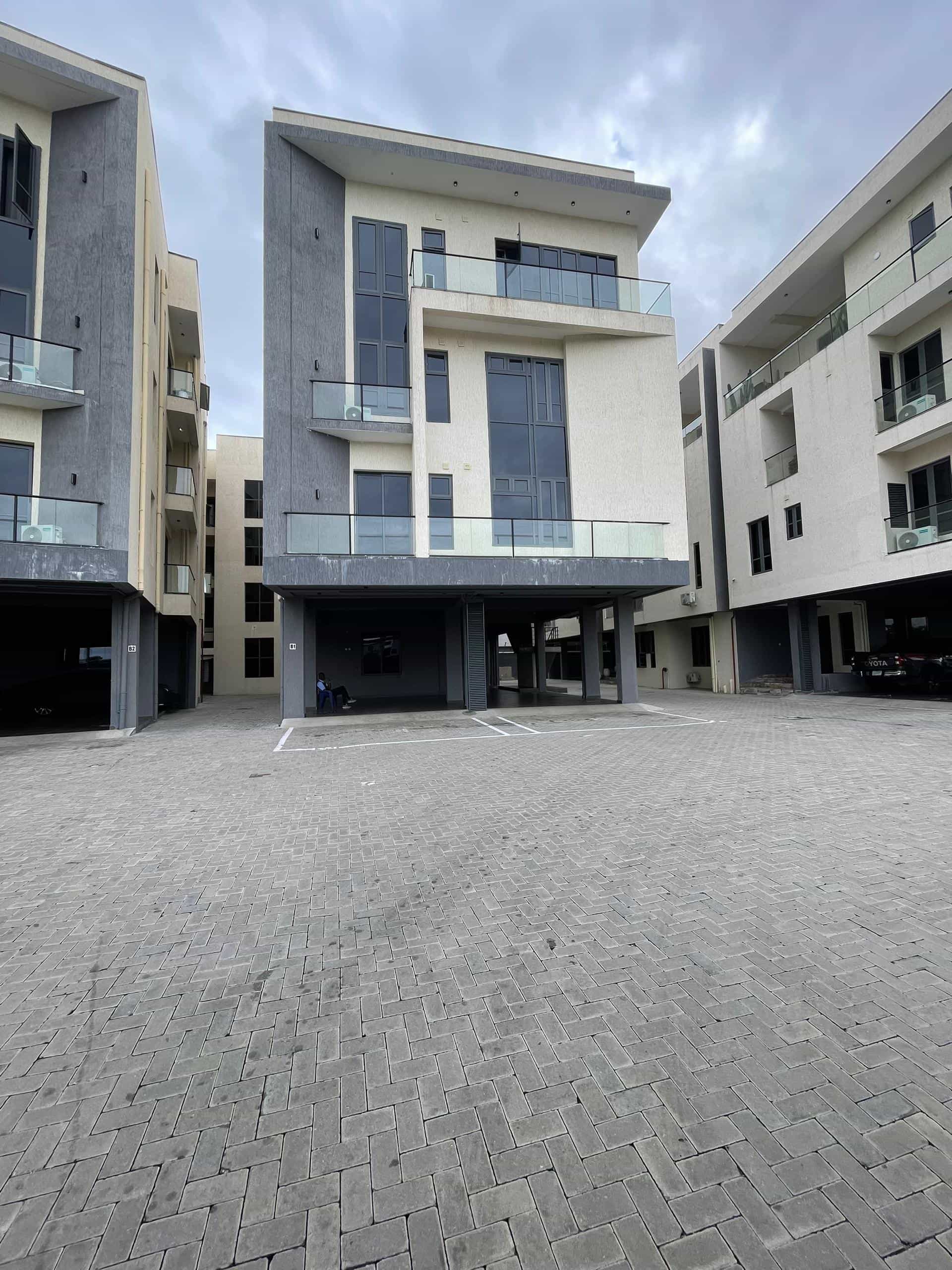 Stylish 2 bedroom apartment on pent floor (Lekki2bd200)
